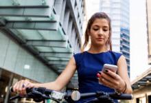 cyclist stopped to check her 移动 device